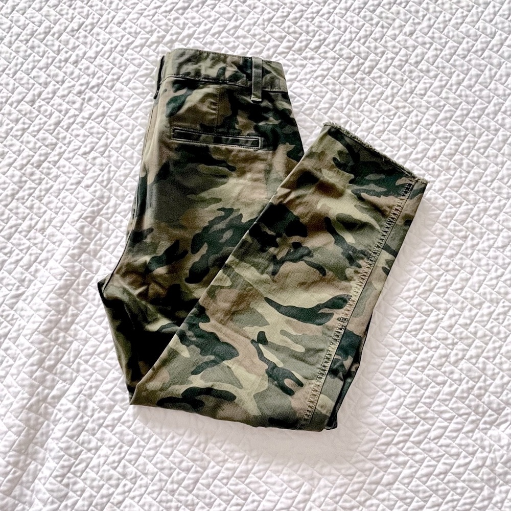 GAP Green Camo Printed High Rise Girlfriend Chino Pants Raw Hem Womens 0 Petite